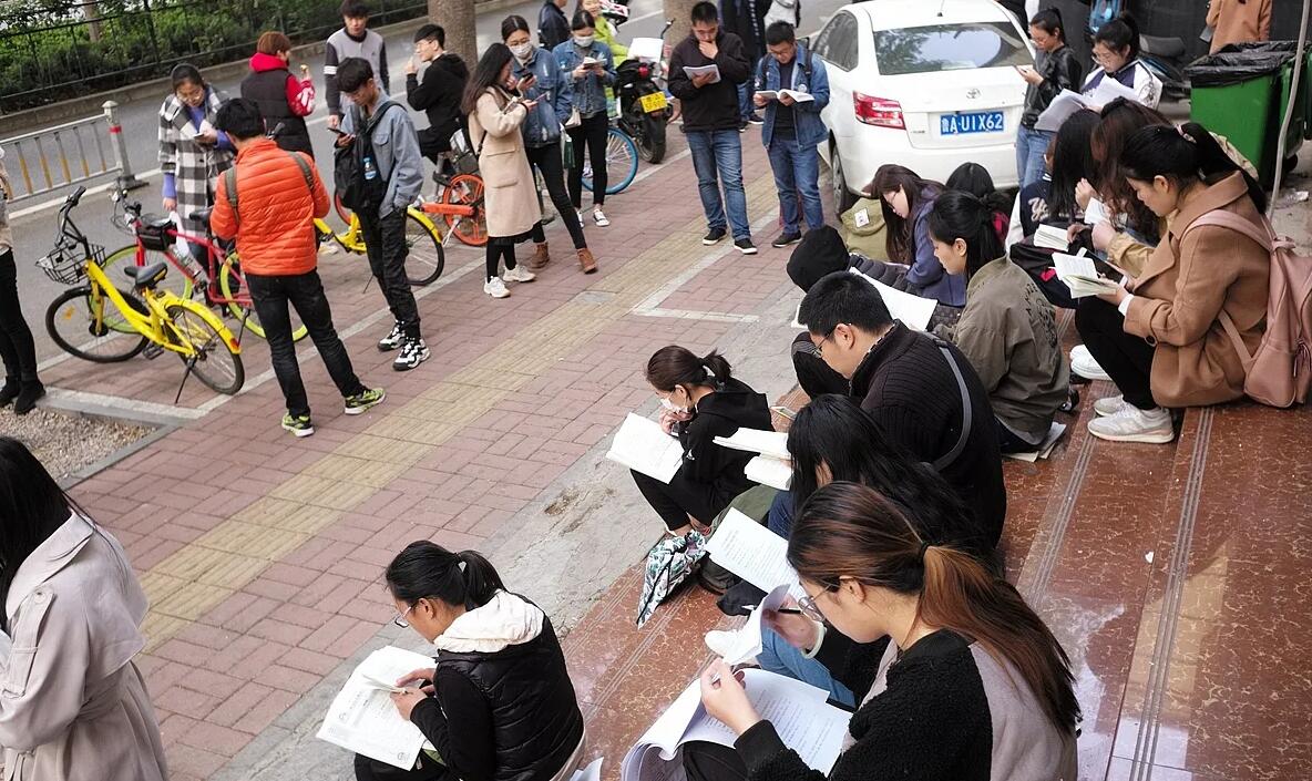 濟南自考考生一道早趕考，路邊復習