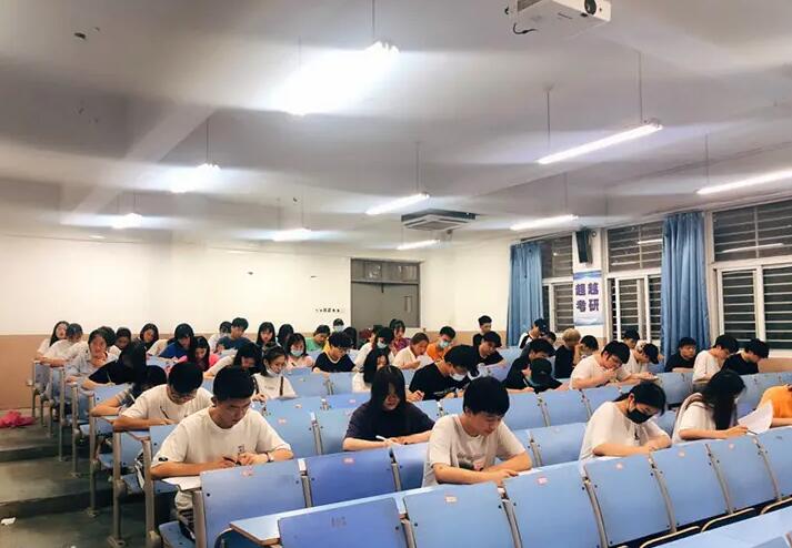 4月份自考助學終結性考試現場